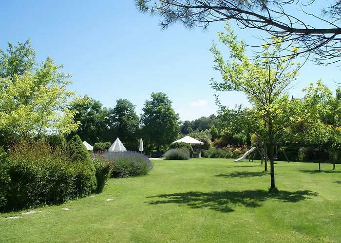 In With Pool & Terrace Дом отдыха Монтоне